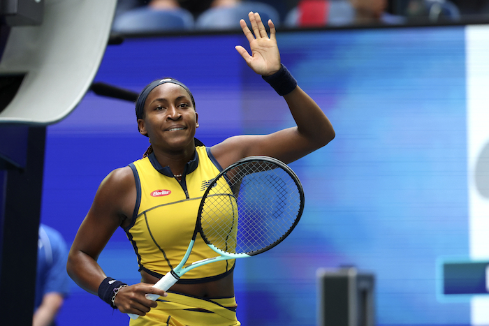 La estadounidense Coco Gauff celebra luego de imponerse a la polaca Magdalena Frech en la cuarta ronda del Abierto de Australia, el domingo 21 de enero de 2024.