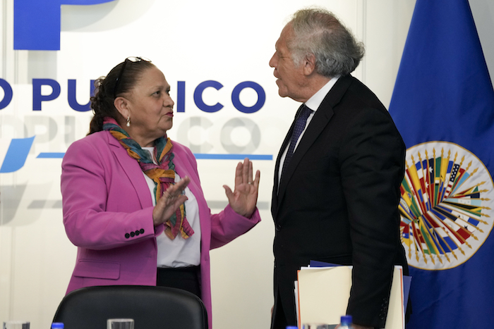 La Fiscal General de Guatemala, Consuelo Porras, conversa con el Secretario General de la Organización de Estados Americanos (OEA), Luis Almagro, tras un encuentro en Ciudad de Guatemala el 5 de septiembre de 2023.