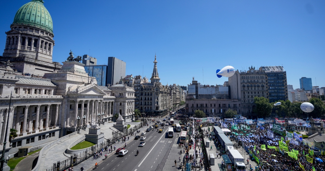 La gente marcha hacia el Congreso durante un paro nacional contra las reformas económicas y laborales propuestas por el Presidente argentino Javier Milei en Buenos Aires, Argentina, el miércoles 24 de enero de 2024.