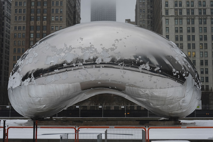 La nieve cubre la escultura Cloud Gate en Millennium Park tras una tormenta invernal, el viernes 12 de enero de 2024, en Chicago.