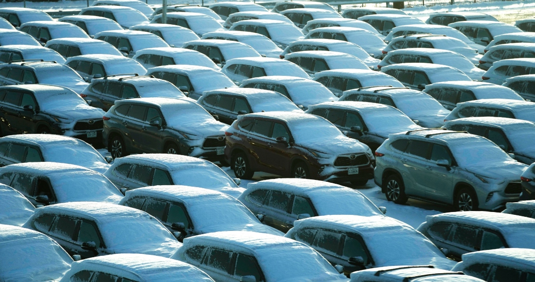 La nieve cubre vehículos en el estacionamiento de un negocio de alquiler el domingo 14 de enero de 2024, en el Aeropuerto Internacional O'Hare, en Chicago.