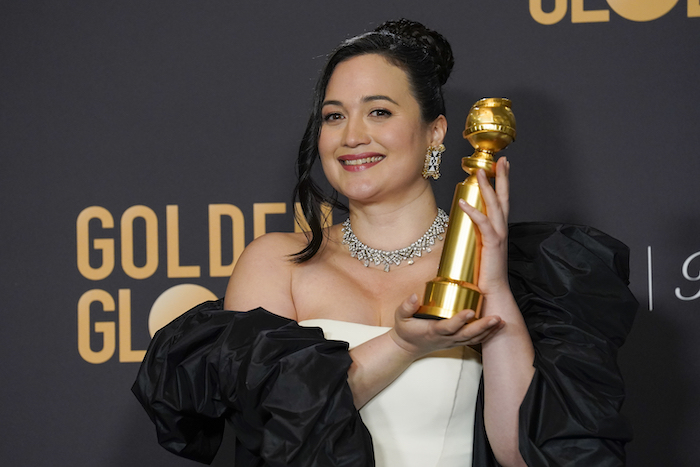 Lily Gladstone posa en la sala de prensa con el premio a la Mejor Actriz de una película de drama por "Killers of the Flower Moon" en la 81a edición de los Globos de Oro el domingo 7 de enero de 2024, en el Hotel Beverly Hilton en Beverly Hills, California.