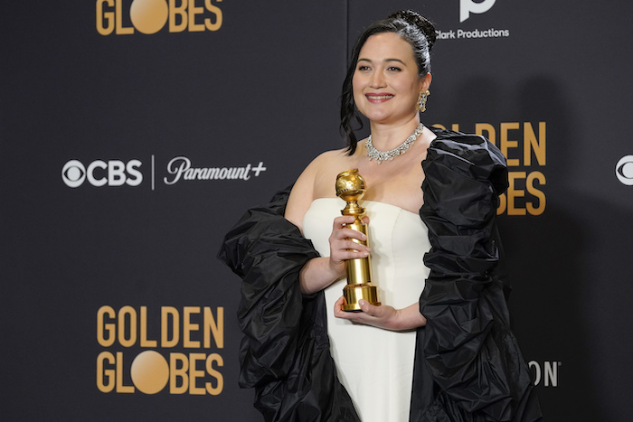 Lily Gladstone posa en la sala de prensa con el premio a la Mejor Actriz de una película de drama por "Killers of the Flower Moon" en la 81a edición de los Globos de Oro el domingo 7 de enero de 2024, en el Hotel Beverly Hilton en Beverly Hills, California.