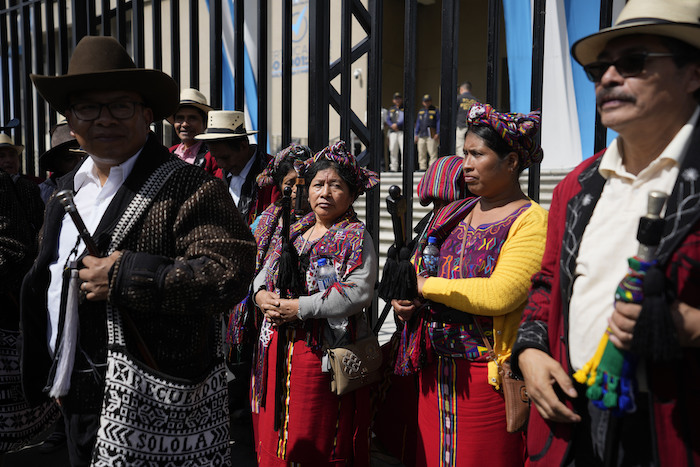 Manifestantes indígenas exigen la renuncia de la Fiscal General, Consuelo Porras, y del Fiscal Rafael Curruchiche en Ciudad de Guatemala, el 2 de octubre de 2023.