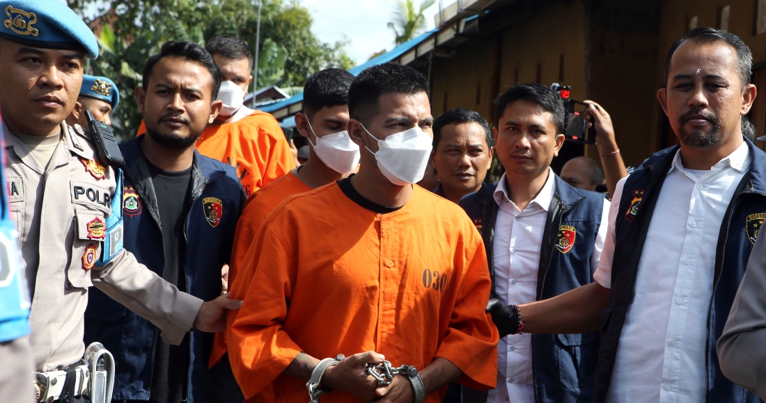 La policía de Indonesia arresta a tres mexicanos luego de un robo armado en el que un turista turco resultó herido, en Bali, Indonesia, el 30 de enero de 2024. Foto: Firdia Lisnawati, AP