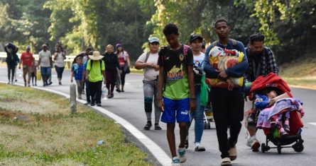 Unos 500 migrantes hondureños salieron caminando la madrugada de este sábado desde San Pedro Sula, en el norte del país, con dirección a Estados Unidos, en lo que constituye el primer grupo de estas características desde enero de 2022. Imagen ilustrativa. Foto: Édgar H. Clemente, AP