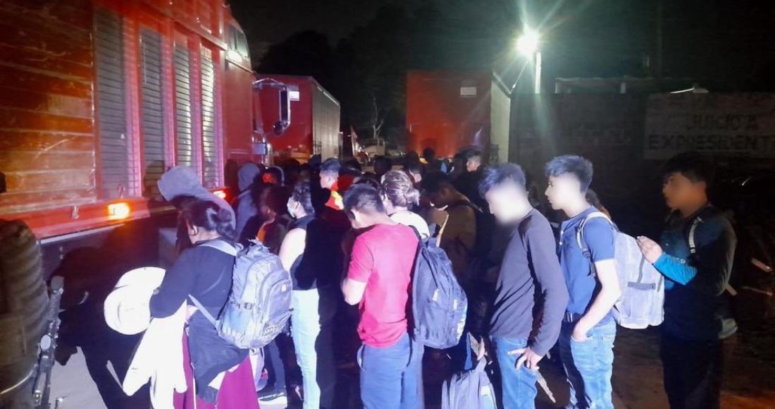 Las autoridades migratorias de México informaron ayer viernes sobre la localización en el estado de Veracruz de 371 migrantes, de los cuales más de 300 habían sido abandonados en dos autobuses en un desvío de una carretera, y el resto fueron detectados mientras viajaban en un camión de carga. La gran mayoría eran originarios de Guatemala y casi un centenar eran niños. Foto: X @INAMI_mx