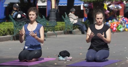 Mujeres en meditación.