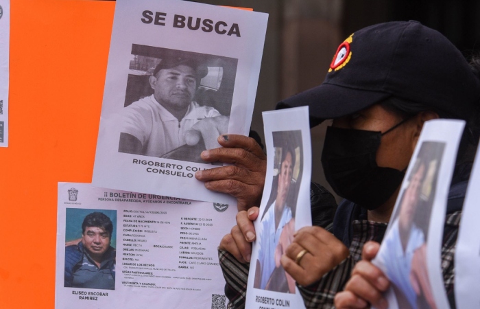 Familiares de vendedores de pollo que fueron secuestrados en Toluca se manifestaron en el Palacio de Gobierno mexiquense el 26 de diciembre de 2023 para exigir a las autoridades den con el paradero de sus familiares y se acabe con el cobro de derecho de piso. Foto: Crisanta Aguilar, Cuartoscuro 