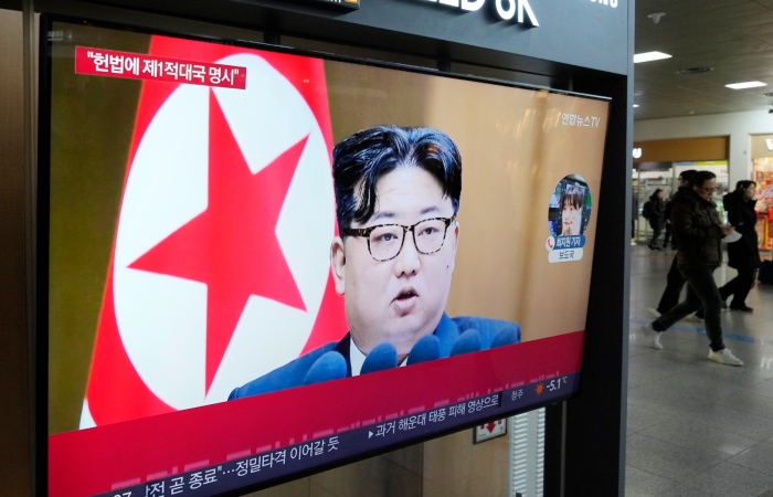 Una pantalla de televisión muestra una imagen del gobernante norcoreano Kim Jong Un durante un programa noticioso el martes 16 de enero de 2024, en la estación ferroviaria de Seúl, Corea del Sur. Foto: Ahn Young-joon, AP