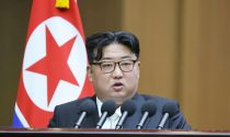 En esta imagen difundida por el Gobierno de Corea del Norte, el mandatario norcoreano Kim Jong Un pronuncia un discurso en la Suprema Asamblea Popular, el lunes 15 de enero de 2024, en Pyongyang, Corea del Norte. Foto: Agencia Central de Noticias de Corea/Korea News Service vía AP