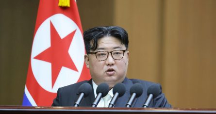 En esta imagen difundida por el Gobierno de Corea del Norte, el mandatario norcoreano Kim Jong Un pronuncia un discurso en la Suprema Asamblea Popular, el lunes 15 de enero de 2024, en Pyongyang, Corea del Norte. Foto: Agencia Central de Noticias de Corea/Korea News Service vía AP