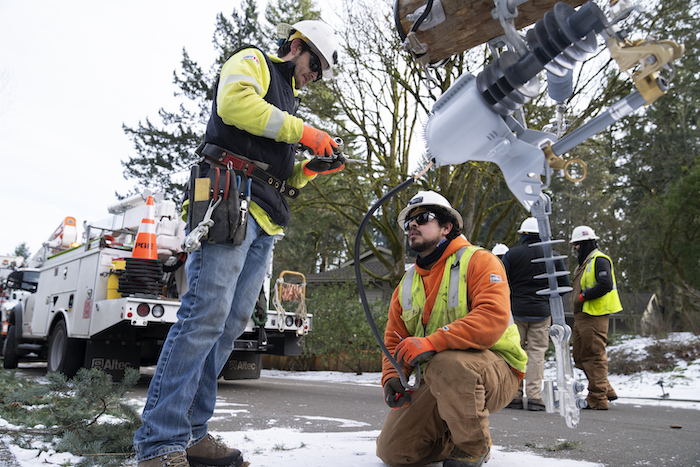 Operarios de PG&E trabajan para restablecer la electricidad en una zona afectada por una tormenta, el 16 de enero de 2024, en Lake Oswego, Oregon.