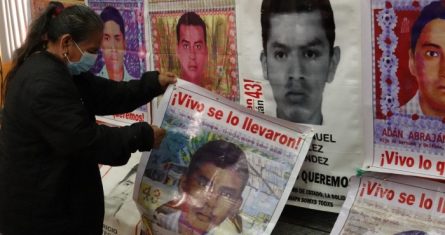 Padres y madres de Ayotzinapa.