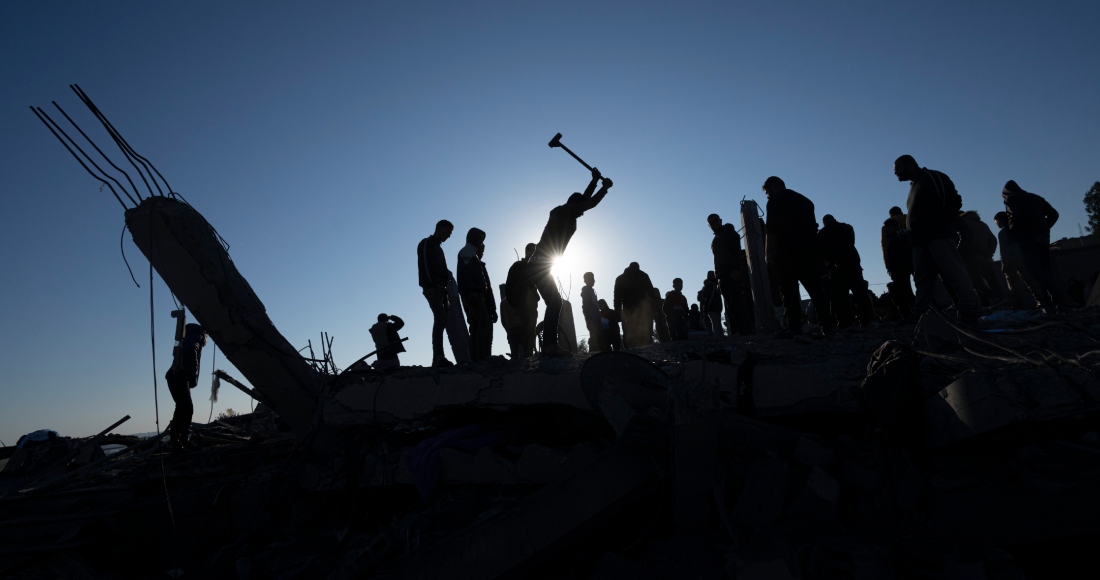 Palestinos buscan cadáveres y sobrevivientes entre los escombros de una casa destruida por un ataque aéreo israelí, el domingo 7 de enero de 2024, en Rafah, en el sur de la Franja de Gaza.