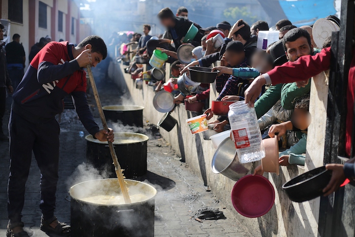 En esta imagen de archivo, palestinos hacen fila para recibir una comida gratuita en Rafah, en la Franja de Gaza, el 20 de diciembre de 2023.