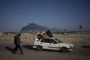 Palestinos que huyeron de la ofensiva terrestre israelí en Jan Yunis y de la campaña aérea en la Franja de Gaza, llegan a Rafah, en el extremo sur del enclave, el 22 de enero de 2024.