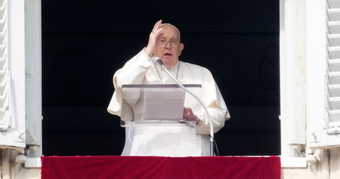 El Papa Francisco pronuncia la oración del Angelus desde la ventana de su estudio con vista a la Plaza de San Pedro, en el Vaticano, el domingo 14 de enero de 2024.