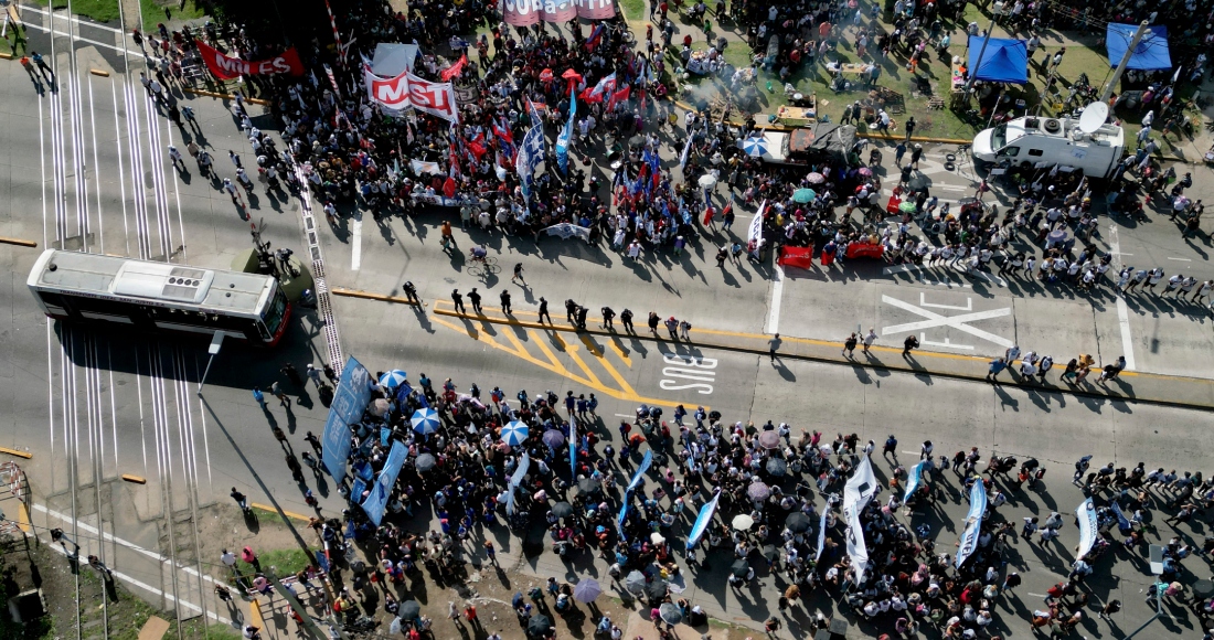 Las personas protestan contra las medidas de austeridad propuestas por el presidente de Argentina, Javier Milei, el miércoles 17 de enero de 2024. Foto: Rodrigo Abd, AP