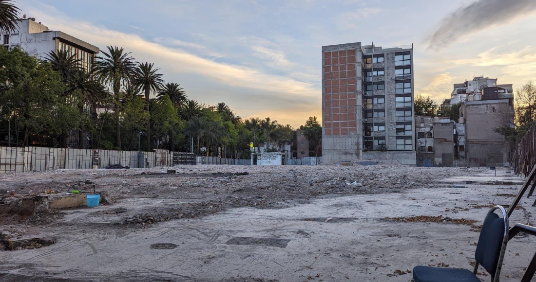 Por medio de redes sociales comenzaron a circular las primeras imágenes que muestran cómo quedó la zona después de que se demoliera todo el inmueble donde se ubicaba El Plaza Condesa. Foto: X @Indie5051