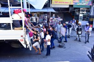 Agentes de la Guardia Nacional trasladan a personas hacia la periferia de Acapulco, debido a la escasez de transporte público. Foto: Carlos Alber