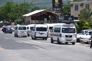 Los usuarios todavía siguieron optando por el aventón, caminar o subirse a los camiones de la Guardia Nacional.