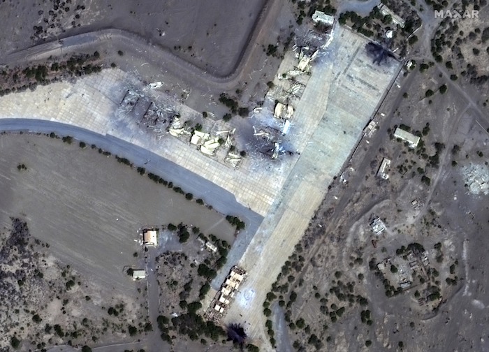 Esta imagen satelital del viernes 12 de enero de 2024 suministrada por Maxar Technologies muestra refugios destruidos en el aeropuerto de Al Hudaydah, en Yemen.