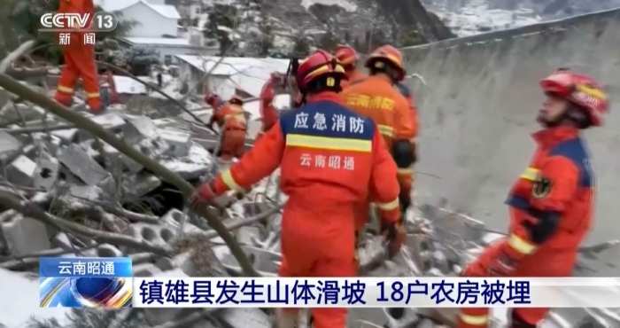 En esta imagen tomada de un video emitido por la televisora estatal china CCTV, rescatistas buscan entre los restos tras un alud de tierra en el poblado de liangshui, en la provincia suroccidental china de Yunnan, el lunes 22 de enero de 2024.