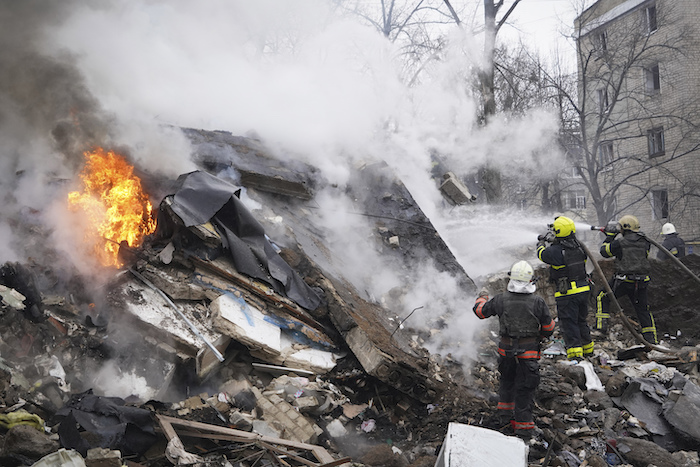 Rescatistas trabajan junto a los restos de un edificio dañado por un ataque ruso, en Járkiv, Ucrania, el 23 de junio de 2024.