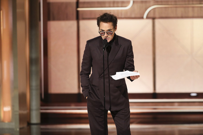 En esta imagen proporcionada por CBS, Robert Downey Jr. recibe el premio a Mejor Actor de Reparto en una película por "Oppenheimer" en la 81a edición de los Globos de Oro el domingo 7 de enero de 2024, en el Hotel Beverly Hilton en Beverly Hills, California.