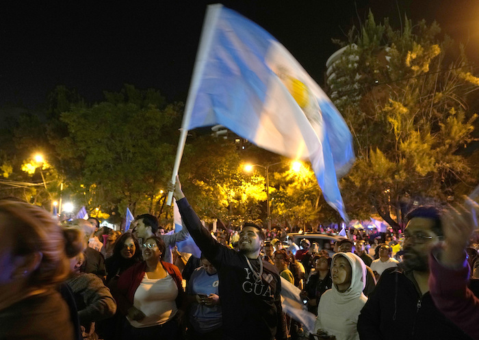 En esta imagen de archivo, seguidores del candidato presidencial Bernardo Arévalo celebran tras los resultados preliminares que le daban la victoria en el balotaje, en la Ciudad de Guatemala, el 20 de agosto de 2023. A pesar del amplio margen con el que ganó los comicios certificados por las autoridades guatemaltecas y declaradas justas por observadores internacionales, Arévalo ha estado en el punto de mira de la Fiscalía desde su sorpresivo segundo puesto en la primera ronda de las presidenciales en junio.