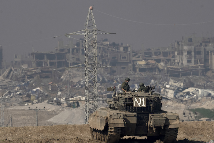 Soldados israelíes observan la Franja de Gaza desde un tanque, vistos desde el Sur de Israel, el 19 de enero de 2024.