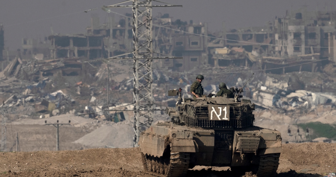 Soldados israelíes observan la Franja de Gaza desde un tanque, vistos desde el Sur de Israel, el 19 de enero de 2024.