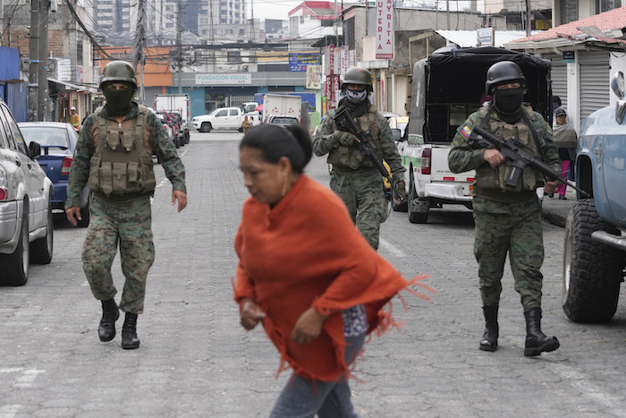 Soldados patrullan el perímetro de la prisión de Inca durante el estado de emergencia en Quito, Ecuador, el martes 9 de enero de 2024, tras la aparente fuga de un poderoso líder de una pandilla de la cárcel.