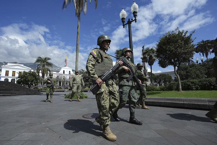 Soldados patrullan en una plaza frente a la oficina y residencia presidencial, el palacio de Carondelet, en Quito, Ecuador, el miércoles 10 de enero de 2024.