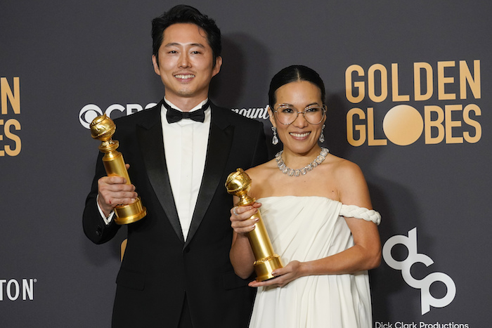 Steven Yeun, ganador del premio al Mejor Actor de una serie limitada por "Beef", izquierda, y Ali Wong, ganadora del premio a la Mejor Actriz de una serie limitada por "Beef" posan en la sala de prensa en la 81a edición de los Globos de Oro el domingo 7 de enero de 2024, en el Hotel Beverly Hilton en Beverly Hills, California.