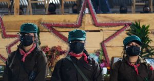 Ante cientos de zapatistas y sociedad civil afín al movimiento del Ejército Zapatista de Liberación Nacional, el subcomandante Moises ofreció un discurso en el marco del 30 aniversario del levantamiento zapatista, centrando su palabra en las desapariciones y violencia que azotan el país, mencionó que como hace treinta años siguen solos y deben continuar con su camino a la autonomía y la defensa de su territorio.