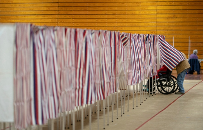 Votantes salen de una casilla durante las primarias presidenciales de Nueva Hampshire, en un centro de votación en Derry, Nueva Hampshire, el martes 23 de enero de 2024. Foto: David Goldman, AP