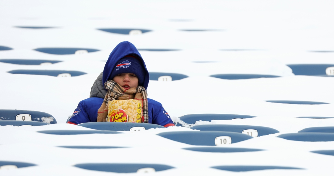 Un aficionado de los Buffalo Bills se sienta entre asientos llenos de nieve al inicio de un juego de wild-card de la NFL entre los Buffalo Bills y los Steelers de Pittsburgh, el lunes 15 de enero de 2024, en Buffalo, Nueva York.