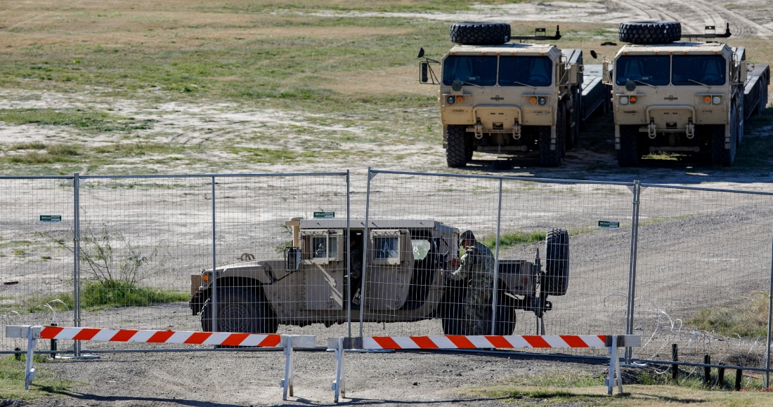 Un agente del Departamento de Seguridad Pública de Texas vigila una entrada al Parque Shelby, el jueves 11 de enero de 2024, en Eagle Pass, Texas.