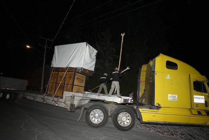 Un camión que transporta una jirafa llamada Benito llega al santuario Africam Safari en las afueras de Puebla, México, el martes 23 de enero de 2024.