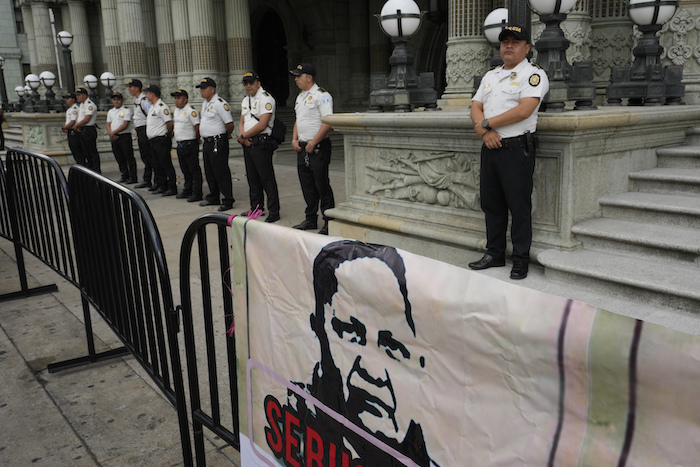 Un cartel en representación de la Fiscal General, Consuelo Porras, colgado en una valla durante una protesta de rechazo a las acciones judiciales impulsadas por ella contra el Movimiento Semilla y el Presidente Bernardo Arévalo, en la plaza de la Constitución en Ciudad de Guatemala, el 2 de septiembre de 2023.