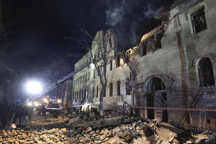 En esta imagen distribuida por el Gobierno regional de Járkiv, un edificio de apartamentos, dañado tras un ataque de misiles rusos, en Járkiv, Ucrania, el 17 de enero de 2024.