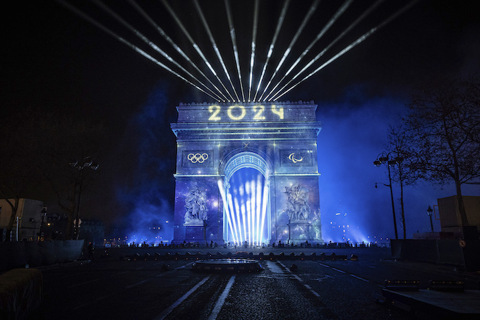 Un espectáculo de luces es proyectado sobre el Arco de Triunfo durante los festejos por el Año Nuevo en los Campos Elíseos, el lunes 1 de enero de 2024, en París.