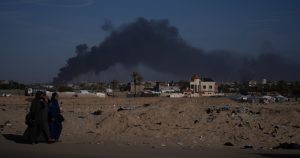 Un grupo de mujeres palestinas que huyeron de la ofensiva terrestre israelí en Jan Yunis y de la campaña aérea en la Franja de Gaza, llegan a Rafah, en el extremo sur del enclave, el 22 de enero de 2024.