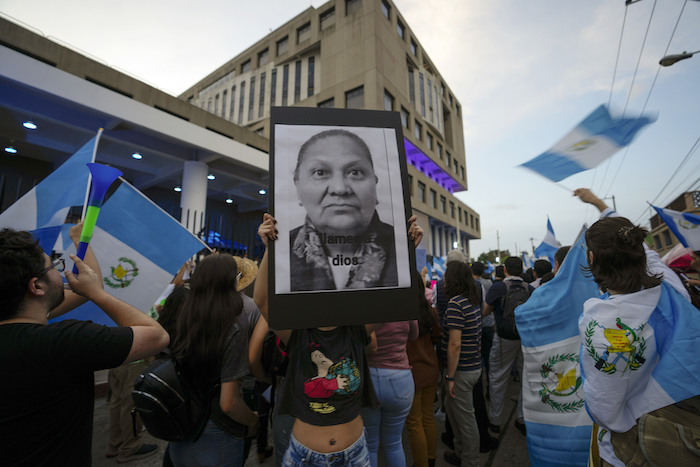 Un manifestante lleva un cartel de rechazo contra la Fiscal General, Consuelo Porras, a las afueras de su institución en una movilización de respaldo al proceso electoral en Ciudad de Guatemala, el 14 de julio de 2023.