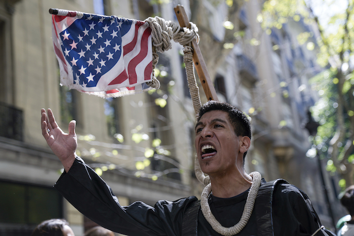 Un manifestante porta una soga con el motivo de la bandera estadounidense durante una marcha hacia el Congreso como parte de una huelga nacional en rechazo a las reformas económicas y laborales propuestas por el Presidente argentino Javier Milei en Buenos Aires, Argentina, el miércoles 24 de enero de 2024.