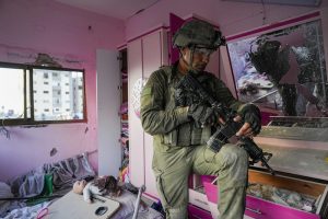 Un soldado israelí, en un apartamento durante una operación terrestre del ejército en la Franja de Gaza, el 8 de noviembre de 2023.