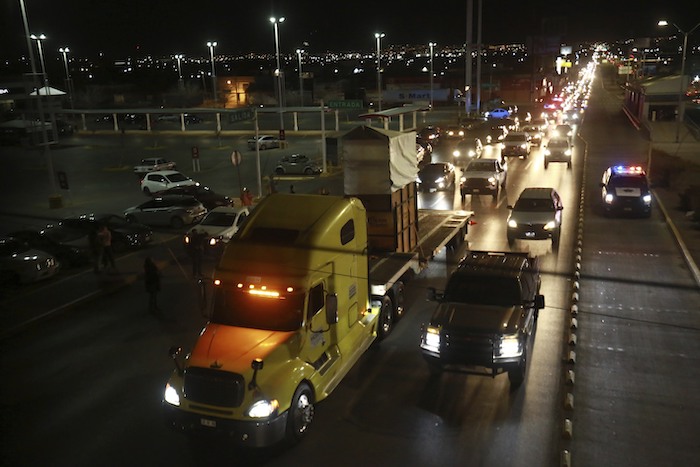 Un tráiler que lleva a la jirafa Benito es escoltado por un convoy de vehículos con agentes de la Guardia Nacional y de Procuraduría Federal de Protección al Ambiente, en Ciudad Juárez, México, el domingo 21 de enero de 2024.