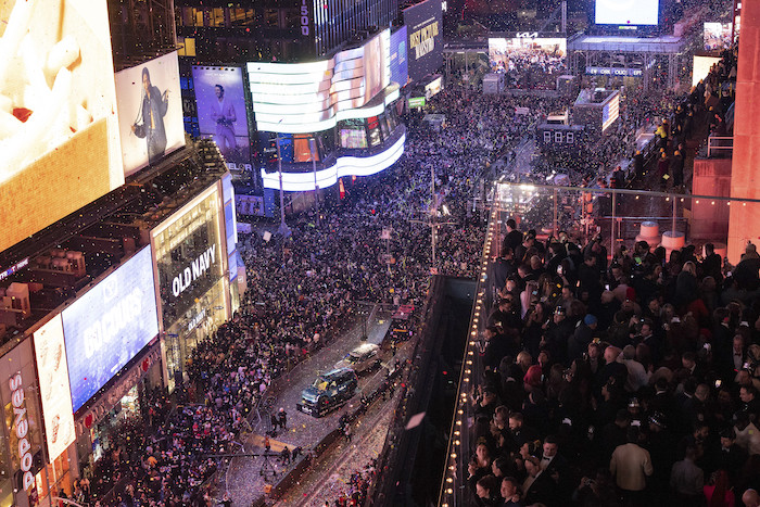 Una lluvia de confeti cae sobre la multitud pocos segundos después del inicio del año, vista desde el New York Marriott Marquis, en Times Square, Nueva York, el 1 de enero de 2024.